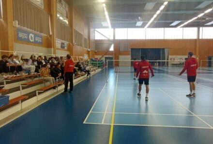 Les élèves des collèges Saint Joseph et République de Cholet découvrent le badminton avec les joueurs pros du BACH !