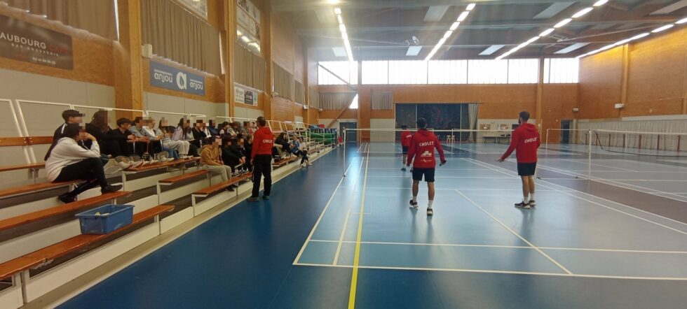Les élèves des collèges Saint Joseph et République de Cholet découvrent le badminton avec les joueurs pros du BACH !